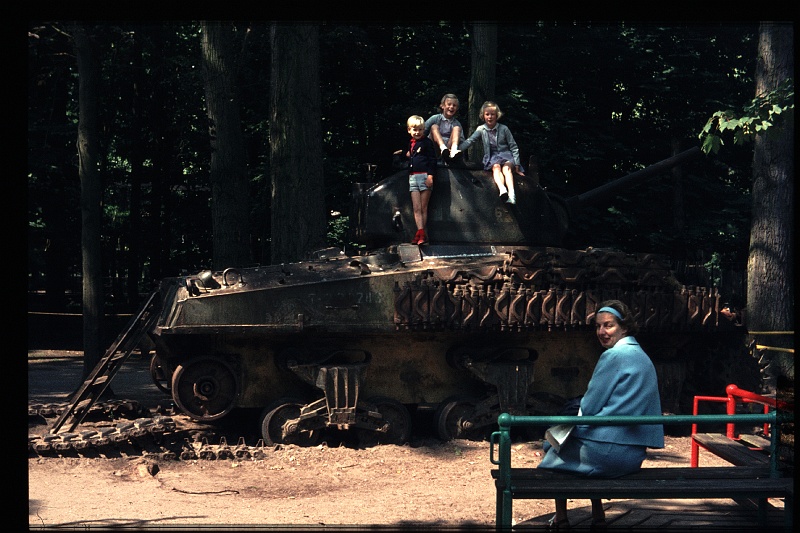 02.Wassenaar jun 1970 Mama,Brigitte,Marion,Peter.JPG